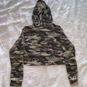 Camo cropped hoodie